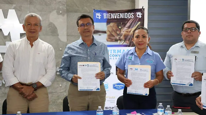 Empresarios y arquitectos muestran el documento que firmaron